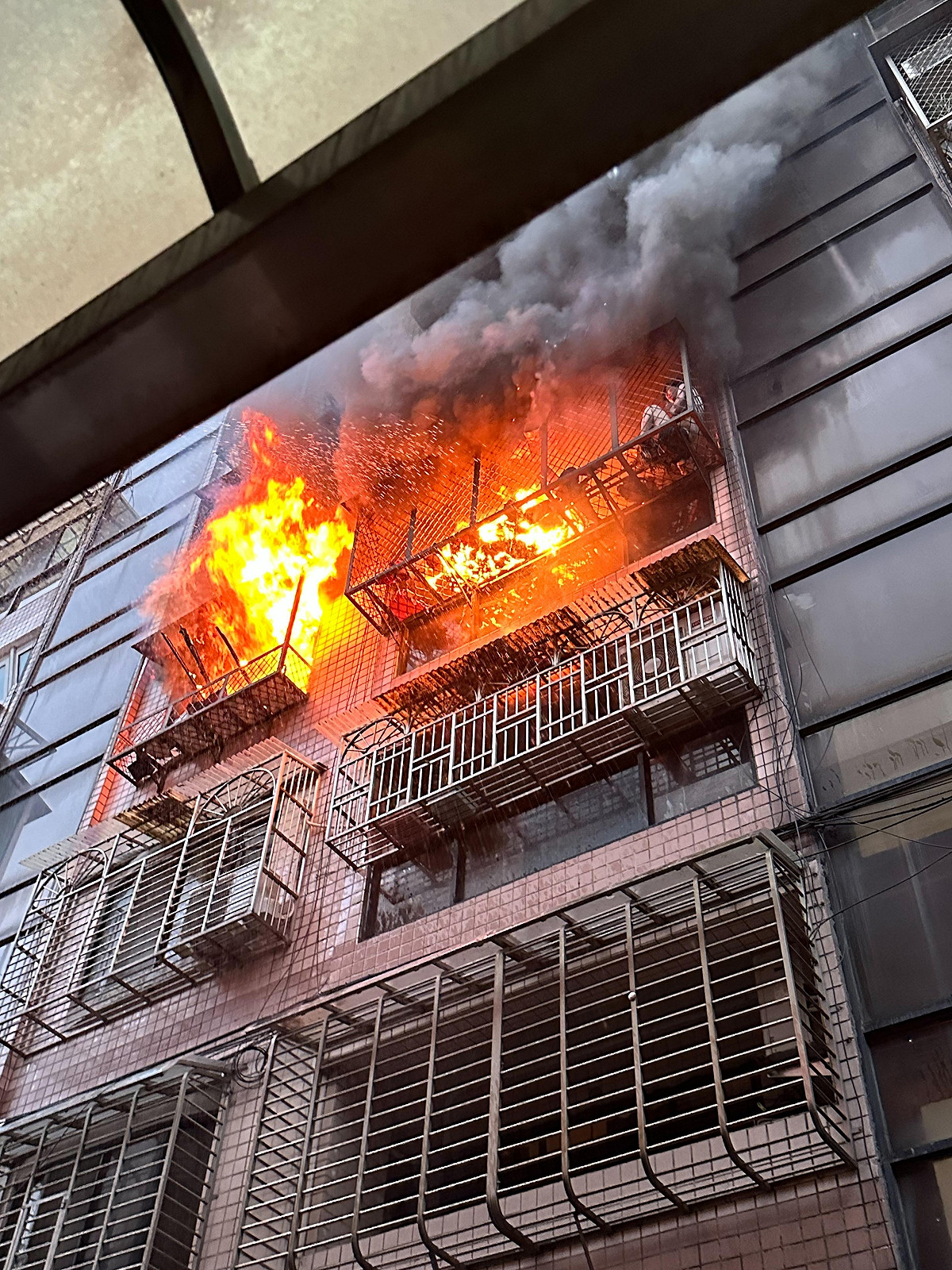 台北市吳興街火警，火勢猛烈從陽台竄出。 圖/民眾提供