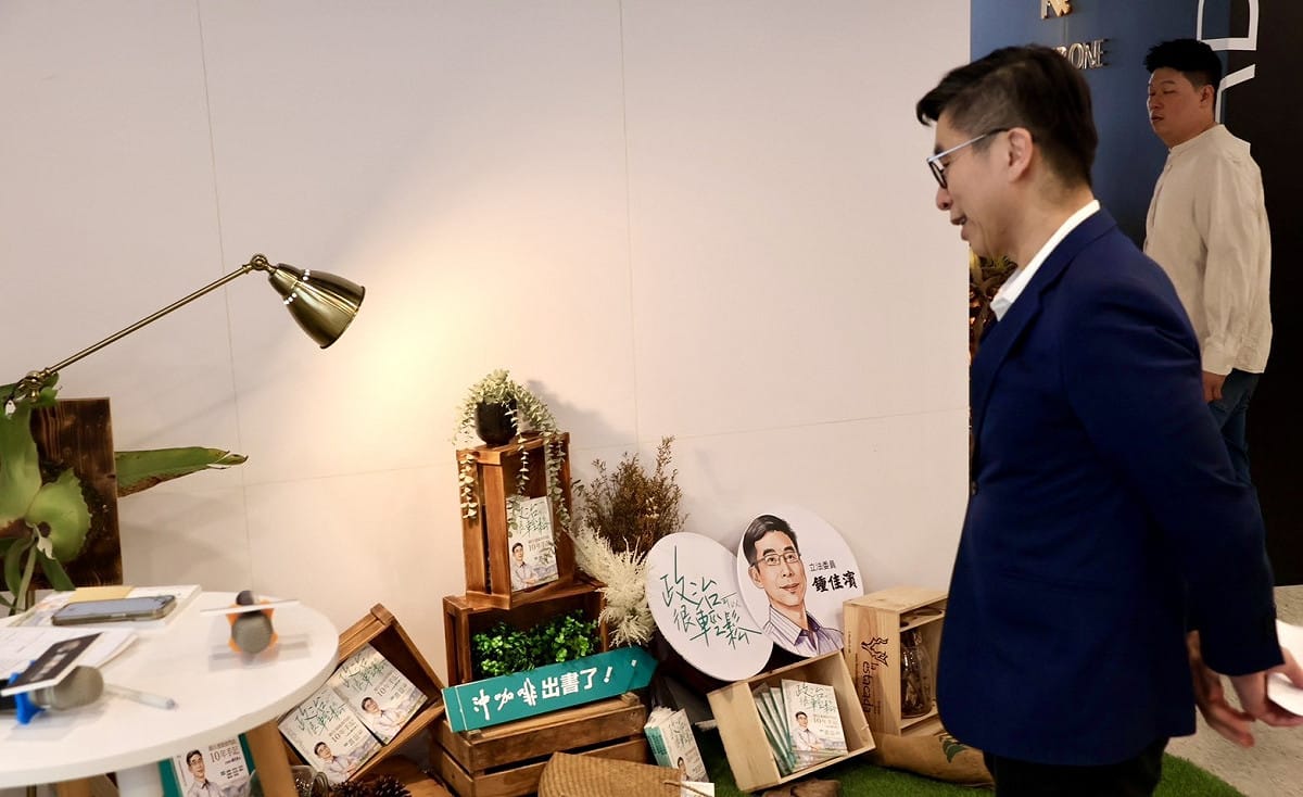 鍾佳濱回顧政治工作讓他變得更柔軟，「政治上或許沒有永遠的朋友，但也不該有永遠的敵人。」 圖：鍾佳濱辦公室/提供