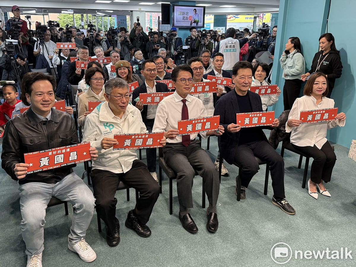 中廣前董事長趙少康（第一排右2）今出席民眾黨主席黃國昌（第一排中）新北市長競選總部開幕。 圖：周煊惠 / 攝（資料照）