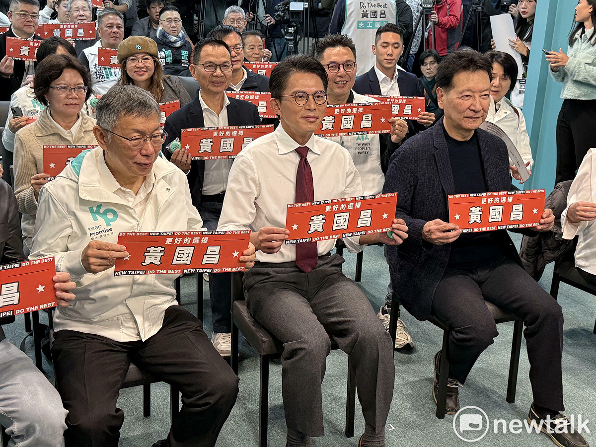 民眾黨前主席柯文哲（左）、民眾黨主席黃國昌（中）、中廣前董事長趙少康（右）。 圖：周煊惠 / 攝