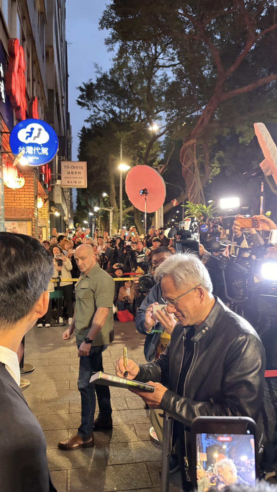 昨晚黃仁勳在「磚窯古早味餐廳」宴請供應鏈老闆。 圖：取自施景中臉書