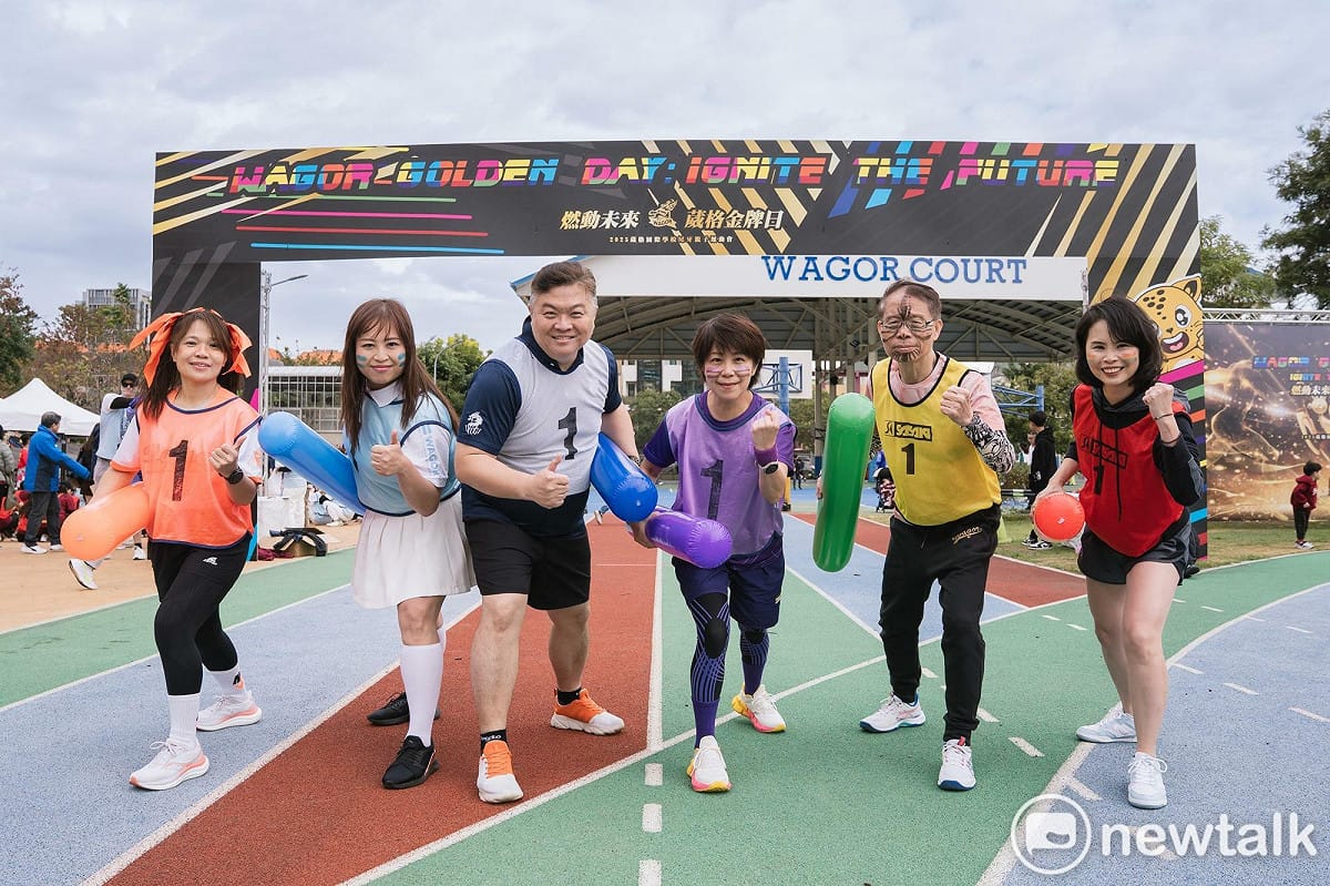 校際大隊接力由各校區校長擔任第一棒。 圖：唐復年/攝