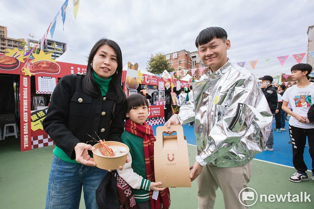 顛覆傳統宴席，以美食市集方式打造尾牙盛會，網羅海底撈、屋馬、UG飲料等超過20家強勢品牌進駐。 圖：唐復年/攝