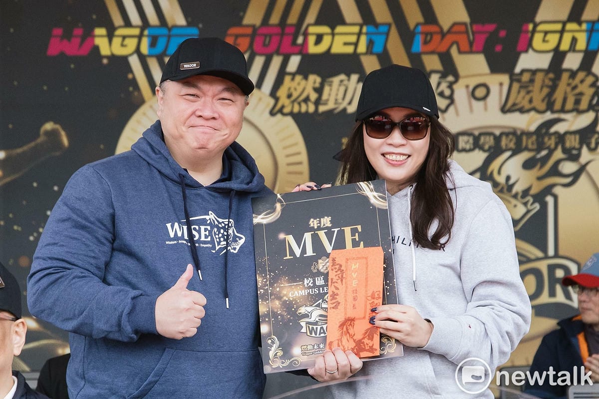 總校長兼國際校區校長李海碩（左）榮獲 MVE 年度最佳員工獎。 圖：唐復年/攝