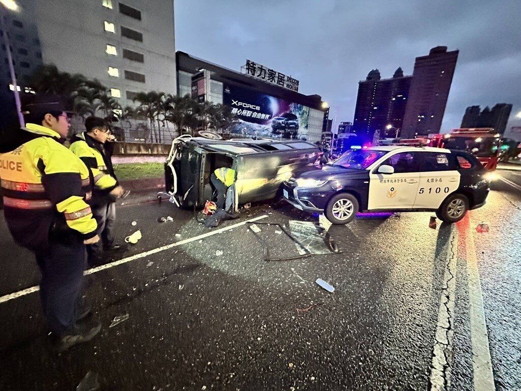 曾姓男子1日凌晨駕駛自小客貨車在工地內徘徊，遭警方盤查時竟拒檢加速逃逸，最後與警車發生擦撞造成車輛翻覆受困，警方在車上查獲來路不明木材、鐵片一批、毒品吸食器和工具等證物，另外也查出這輛車才於新竹失竊尚未報案。（桃園市警局大園分局提供）中央社記者吳睿騏桃園傳真　115年2月1日