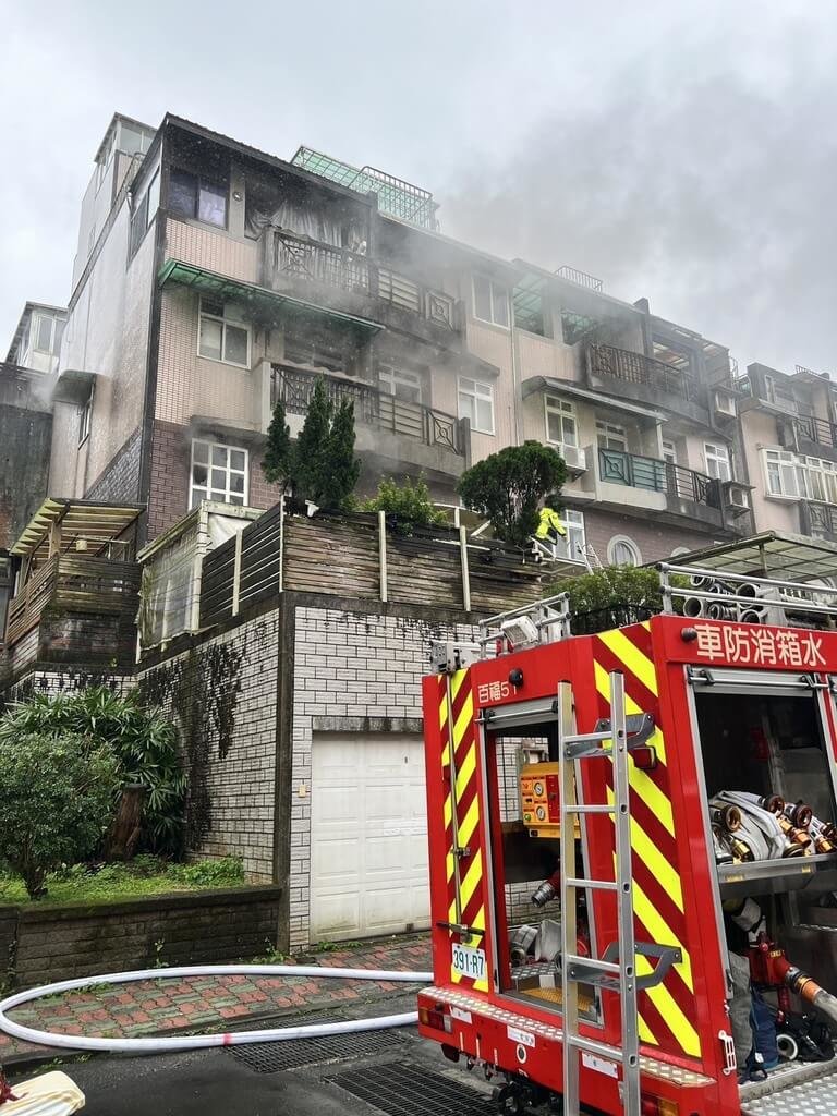 基隆市七堵區綠葉街一間透天民宅1日上午9時許發生火警，1男1女受困3樓陽台等待救援，消防員到場架梯上樓救出2人，所幸2人意識清楚，預防性送醫觀察。（讀者提供）中央社記者王朝鈺傳真 115年2月1日