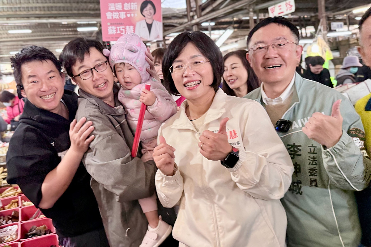 前立委陳柏惟（左1）、民進黨立委李坤城（右1）等人今陪民進黨新北市長參選人蘇巧慧（右2）掃街。 圖：蘇巧慧辦公室 / 提供