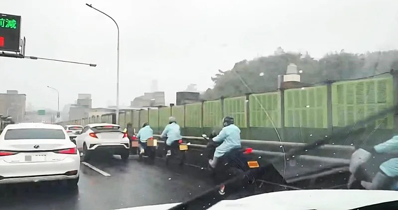 10多輛大型重型機車集體現身國道，汽車駕駛直呼「太扯」。 圖：民眾提供