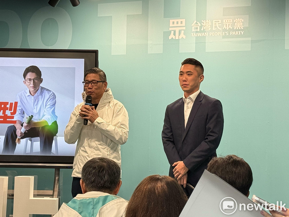 國民黨台北市議員陳明義（左）、民眾黨新北市議員陳世軒（右）今出席民眾黨主席黃國昌新北市長競選總部開幕。 圖：周煊惠 / 攝
