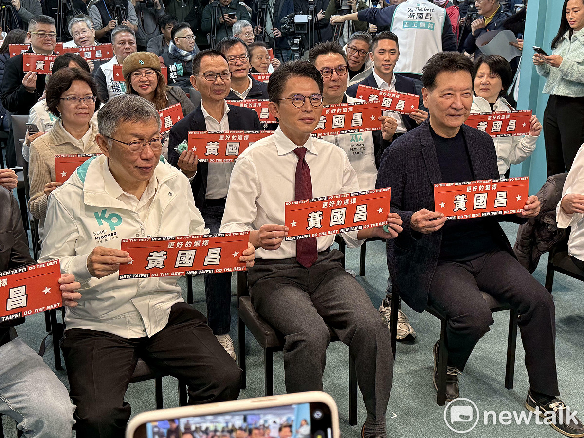 民眾黨主席黃國昌（第一排中）、中廣前董事長趙少康（第一排右）、前黨主席柯文哲（第一排左）今日出席黃國昌新北市長競選總部開幕。 圖：周煊惠 / 攝