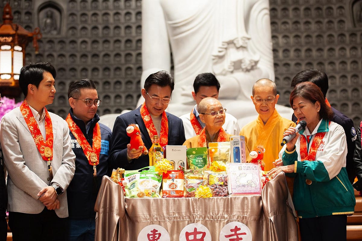 立法院副院長江啟臣致詞表示，走進惠中寺便感受到溫暖與光明，他肯定惠中寺長年投入公益慈善，是安定社會的重要力量。 圖：惠中寺/提供