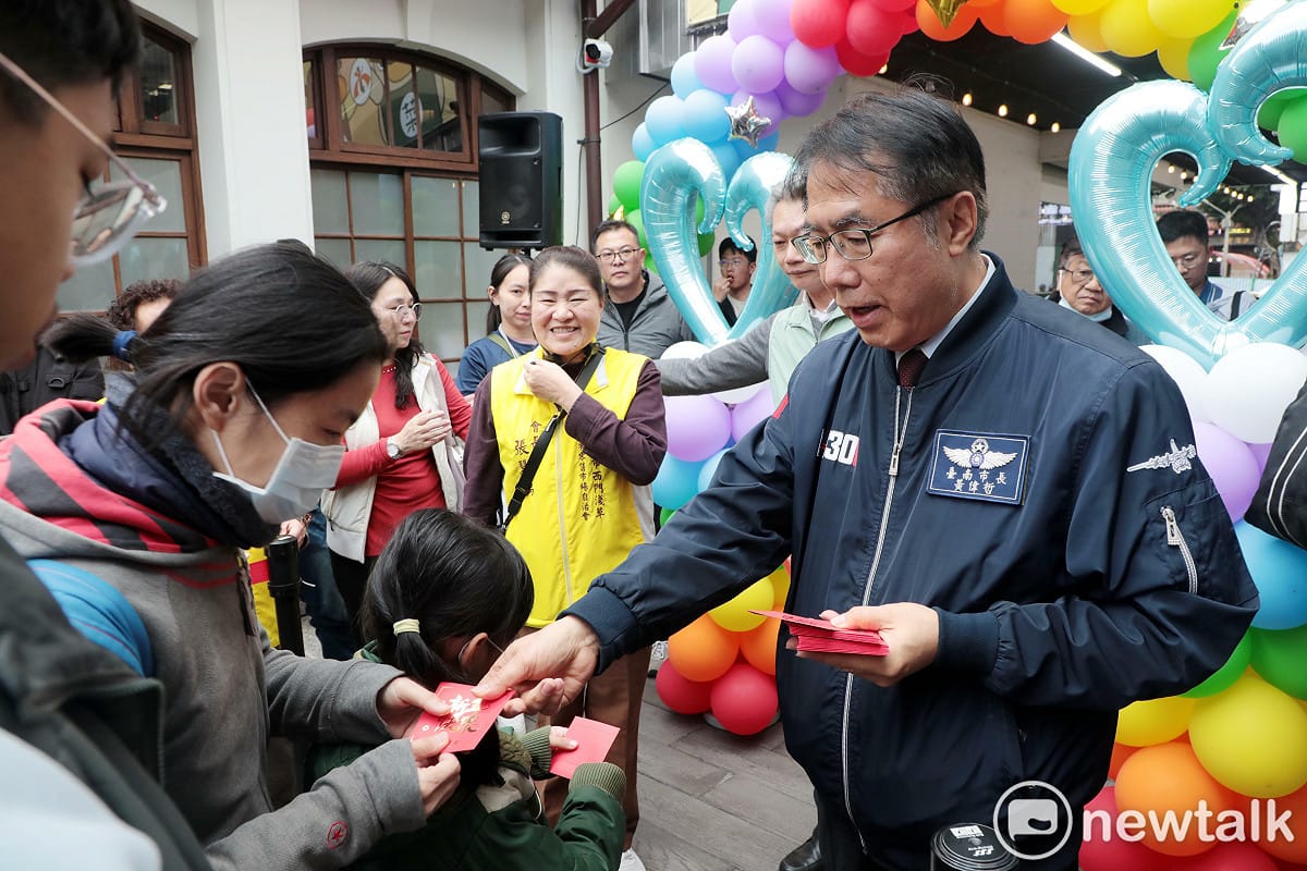 台南市政府於西門市場南區美食廣場辦理「美食廣場瘋購嘉年華」，結合特色美食、優惠好康與抽獎活動。台南市長黃偉哲到場發送100份50元紅包抵用券，因民眾反應熱烈，當場再加碼發送100份，現場氣氛熱鬧滾滾。 圖：台南市政府提供