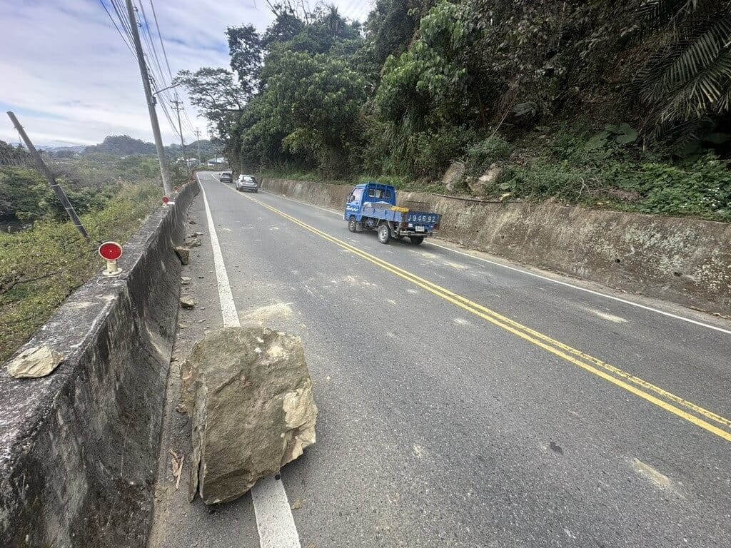 台中市東勢區中橫公路9公里處1日上午發生落石事故，砸中行經該路段的小客車車頭。（民眾提供）中央社記者趙麗妍傳真　115年2月1日
