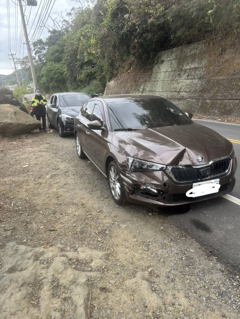 台中市東勢區中橫公路9公里處1日上午發生落石事故，砸中行經該路段的小客車，小客車引擎蓋凹陷，幸好無人受傷。（民眾提供）中央社記者趙麗妍傳真　115年2月1日