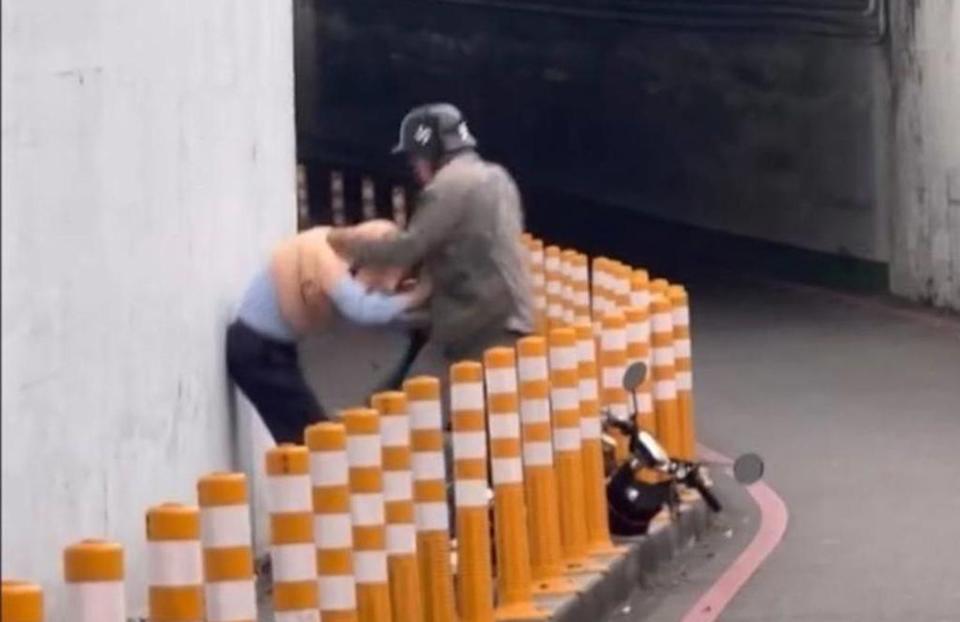 馬男逆向撞老夫婦，竟還毆打施暴，身分遭起底為清潔隊員，目前已遭停職。 圖：翻攝畫面