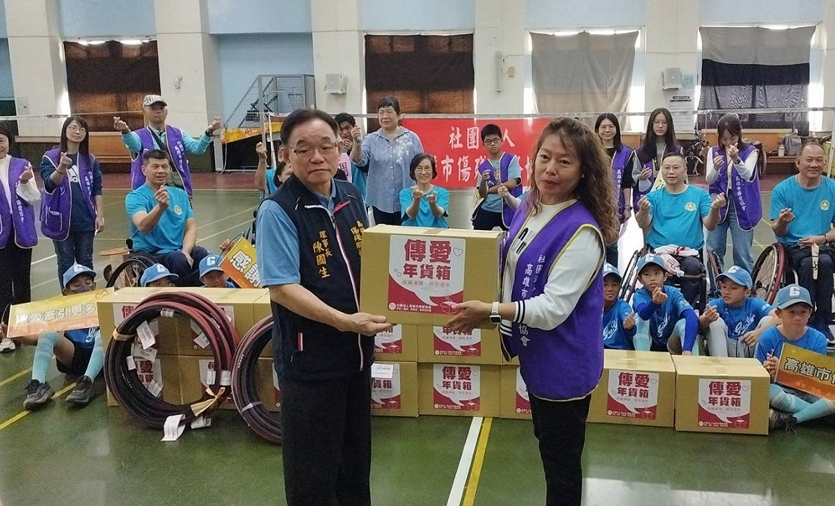 高雄市傳愛協會理事長陳品聲(前右)，代表協會捐贈15份過年物資箱及24條輪椅外胎，由高雄市傷殘服務協會理事長陳國生(前左)代表接受。 圖：孫家銘攝