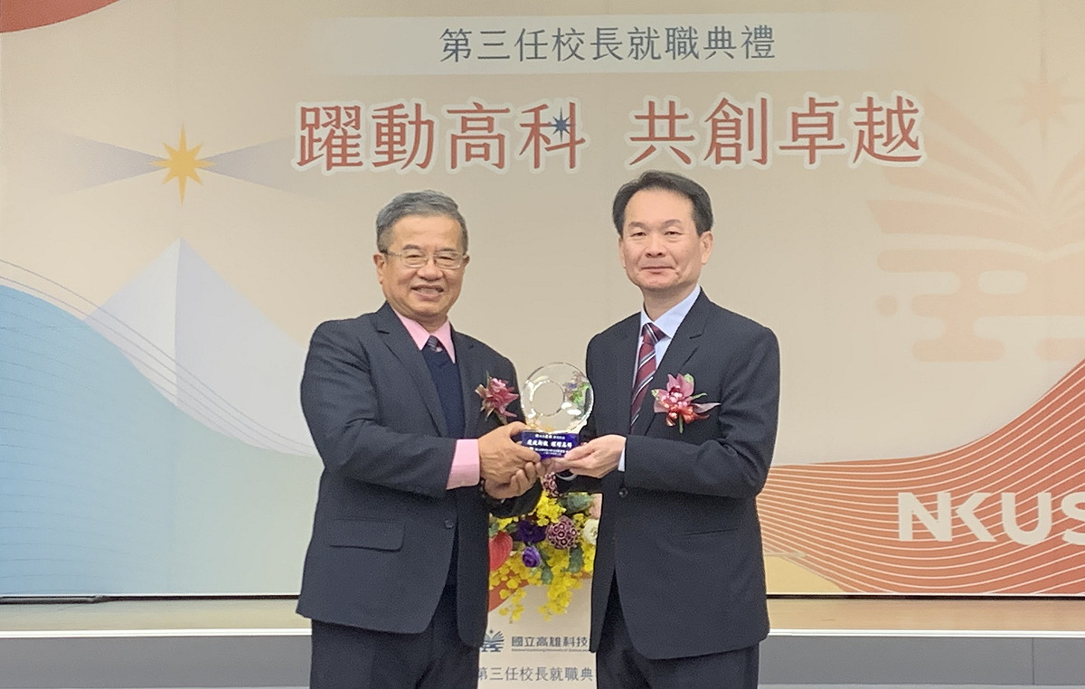 高太卸任校長楊慶煜(左)將校務交給新任校長吳忠信(右) 圖：高科大/提供