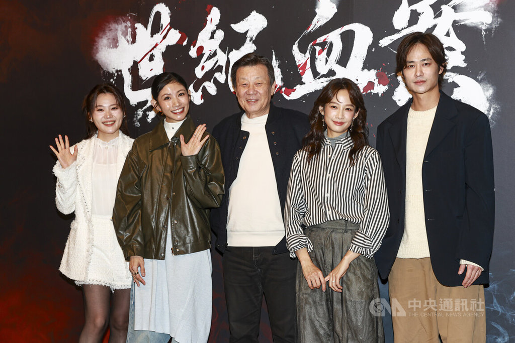 電影「世紀血案」殺青記者會1日在台北舉行，主演楊小黎（左起）、李千娜、寇世勳、簡嫚書、夏騰宏出席，開心合影。 圖:中央社提供