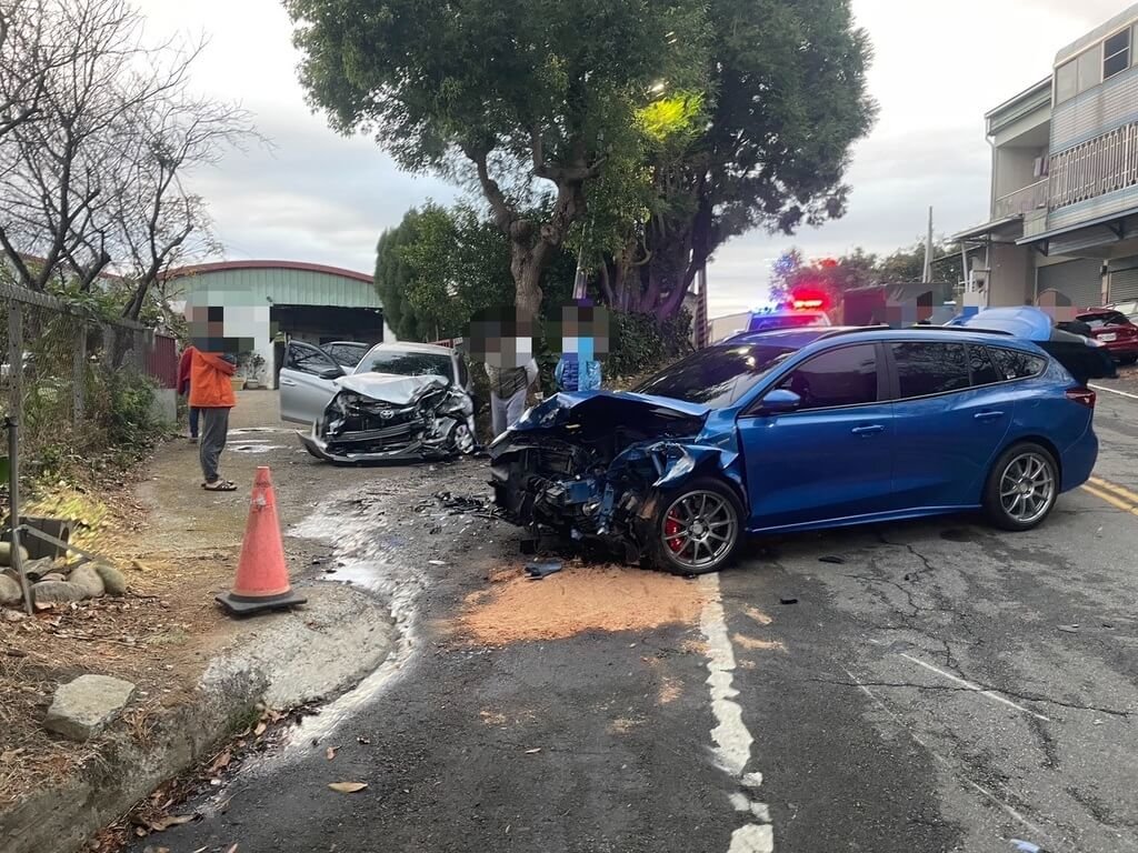 苗栗縣卓蘭鎮苗52線道路發生2部車輛迎面碰撞意外，徐姓男子駕駛藍色自小客車疑似跨越雙黃線，直接撞上對向車道鄧姓女子駕駛的自小客車，共4人受傷送醫，無生命危險。（警方提供）中央社記者管瑞平傳真　115年2月2日