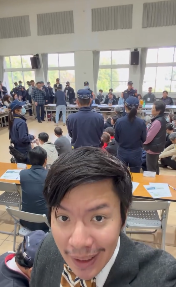 南投名間焚化爐興建計畫引發抗爭，1月31日環評範疇界定會議爆發衝突，茶農集體下跪要求停會，畫面震撼全網。 圖：取自常以深Threads