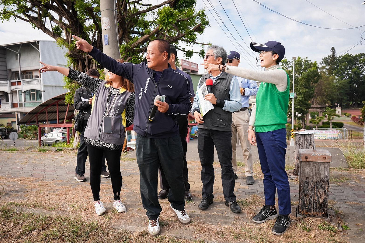 林岱樺(右一)主動會勘高雄市大寮區河堤路段沿線的黑板樹，以回應地方需求。 圖：林岱樺辦公室/提供