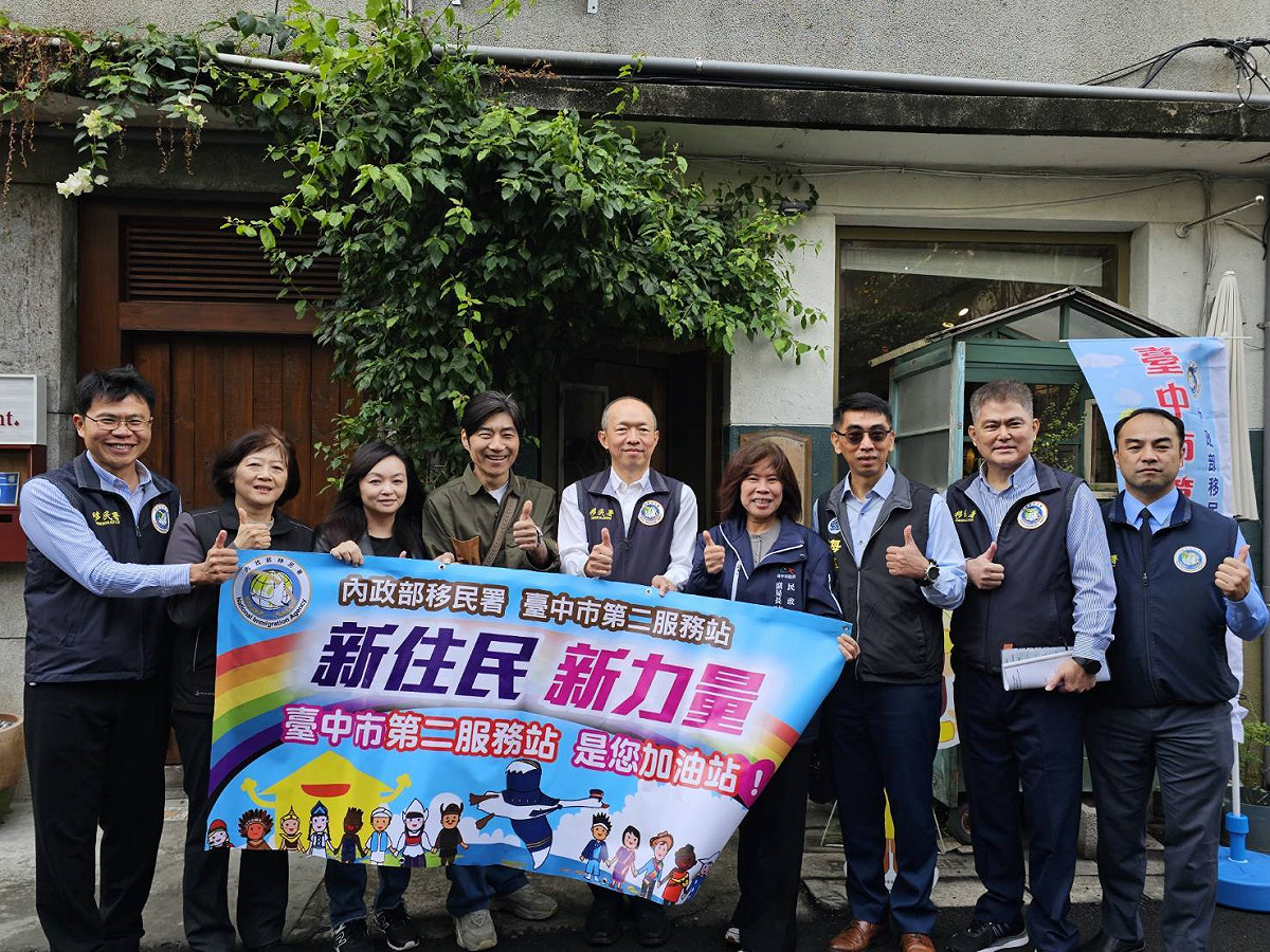 移民署副署長謝文忠等人拜訪3位新住民。 圖：移民署 / 提供