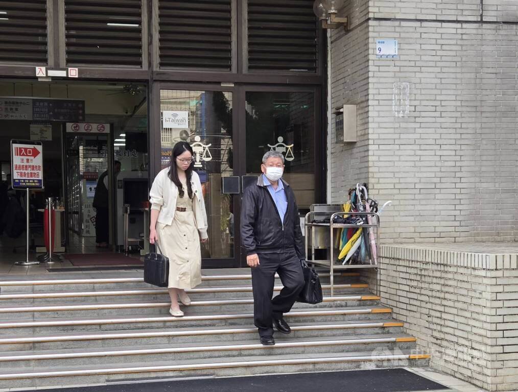 民進黨山地原住民立委伍麗華罷免提議涉不實連署，國民黨組發會編審隋承翰（右）負責影印、整理資料及抄寫，他2日出庭表示認罪。中央社記者黃郁菁攝　115年2月2日
