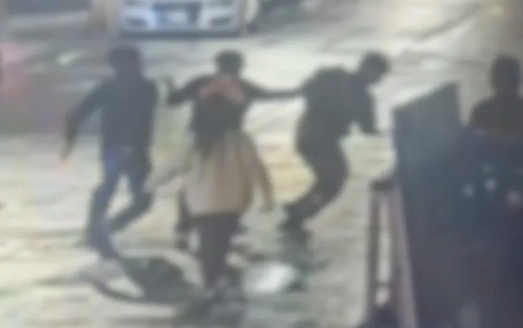 曾女不滿黃男留一星負評，夥同友人對黃男圍毆。 圖：翻攝畫面