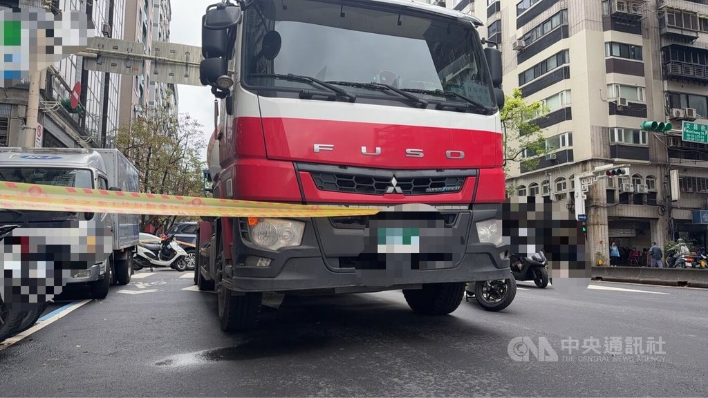台北市信義區2日發生水泥車駕駛不慎輾斃停等在路口的自行車女騎士，疑因視線死角釀禍，警方已排除酒駕。（翻攝照片）中央社記者黃麗芸傳真　115年2月2日