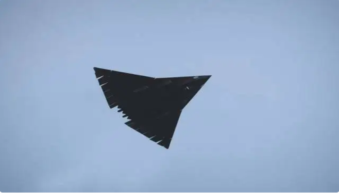 文章分析，被部分軍迷稱為「大三角」構型的「南六代」戰機，目前至少面臨機體過大與航母運用困難兩項關鍵挑戰，相關技術瓶頸可能需約十年時間才能有效突破。 圖:翻攝自海事先鋒