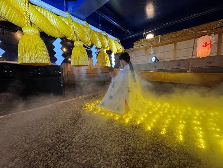黃金大注連繩、雲海及祈禱一景。 圖：潮見龍宮/提供