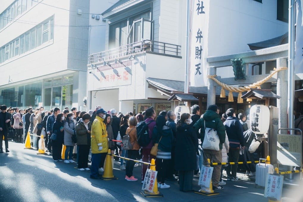 每逢新年，參拜者絡繹不絕，祈求商業興隆與開運。 圖：小網神社/提供