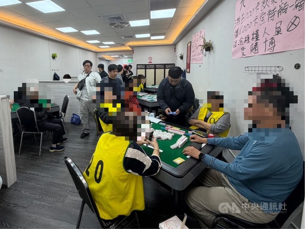 新北市政府警察局新店分局日前突襲破獲一處賭場，新店區中興路一間棋牌社涉以籌碼兌換現金，查獲負責人及賭客共19人，並查扣現金、電動麻將桌等證物。（翻攝畫面）中央社記者曹亞沿傳真　115年2月2日