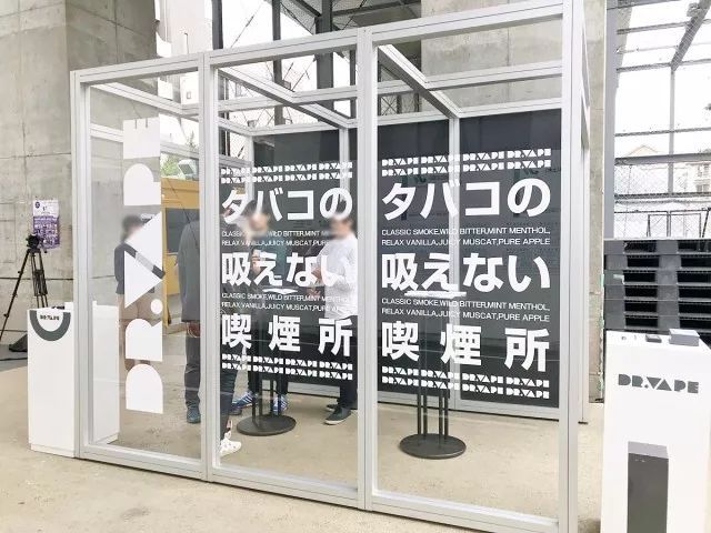 北市府原本參考日本大阪經驗，研擬在戶外設置密閉式吸菸室分流人潮，卻遭中央回函認定「門窗關閉即屬室內空間」，依法不得吸菸，讓地方彈性規畫空間受限，也引發外界對法規適用彈性的討論。 圖:翻攝自百度