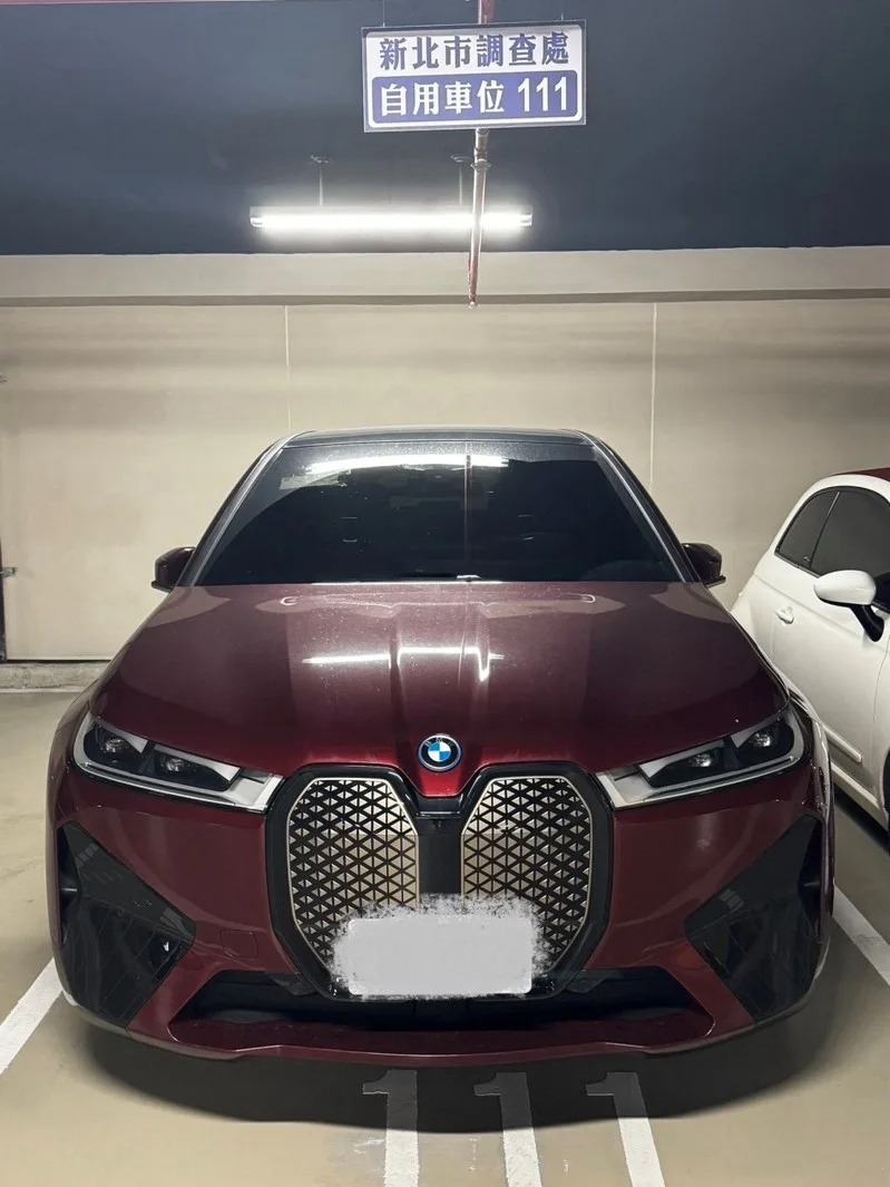 調查局查扣賓士、保時捷、BMW等名車7輛、名錶、名牌包。 圖：調查局提供