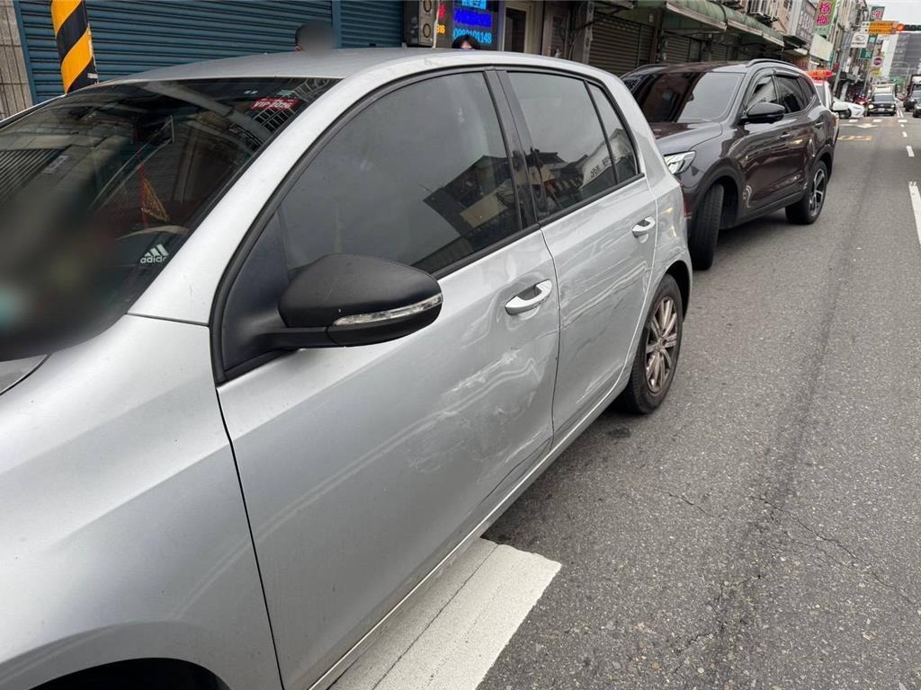 林男違規未結案達200餘件，駕照被註銷仍上路肇事，警方當場扣車。 圖：警方提供