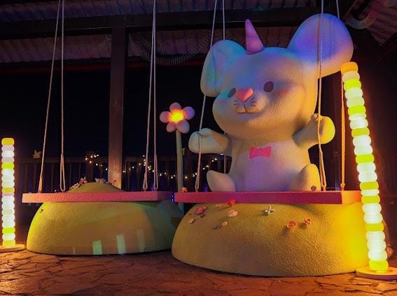 「新營波光節」，將於2月7日至3月8日在新營天鵝湖公園璀璨登場，本屆展覽主題「光之夢」，邀請民眾走入光影交織的夢境場域，感受藝術與城市夜色交融的魅力。 圖：台南市政府提供
