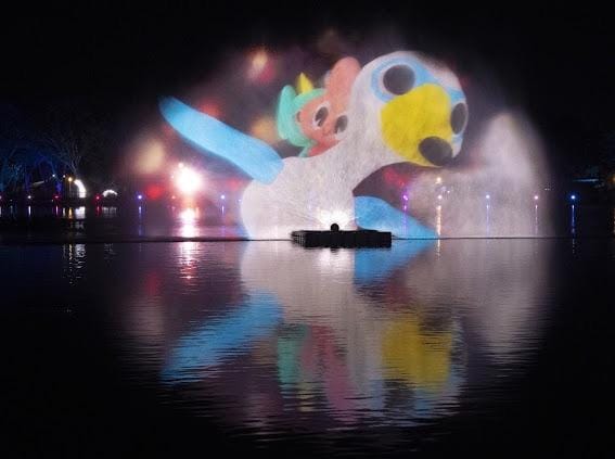 「新營波光節」，將於2月7日至3月8日在新營天鵝湖公園璀璨登場，本屆展覽主題「光之夢」，邀請民眾走入光影交織的夢境場域，感受藝術與城市夜色交融的魅力。 圖：台南市政府提供