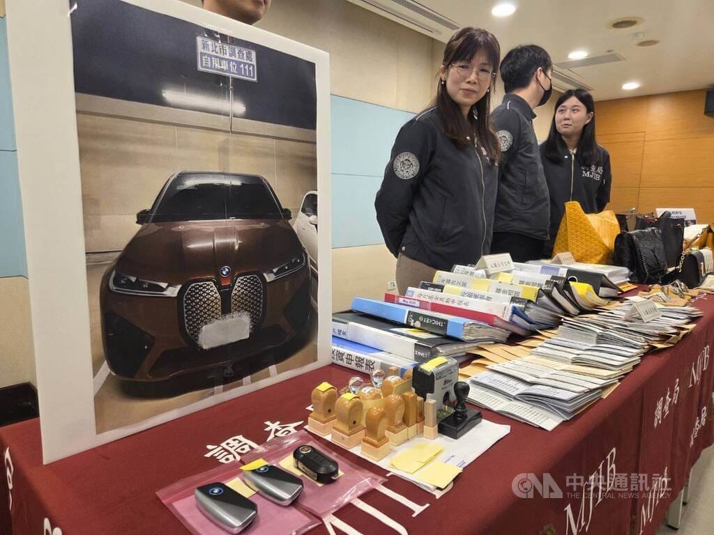 調查局2日舉行「金融掃黑專案」記者會，調查官說明犯罪集團虛設行號吸金詐欺案，並展示所查扣的印鑑、名車、名錶等不法所得。中央社記者謝君臨攝　115年2月2日