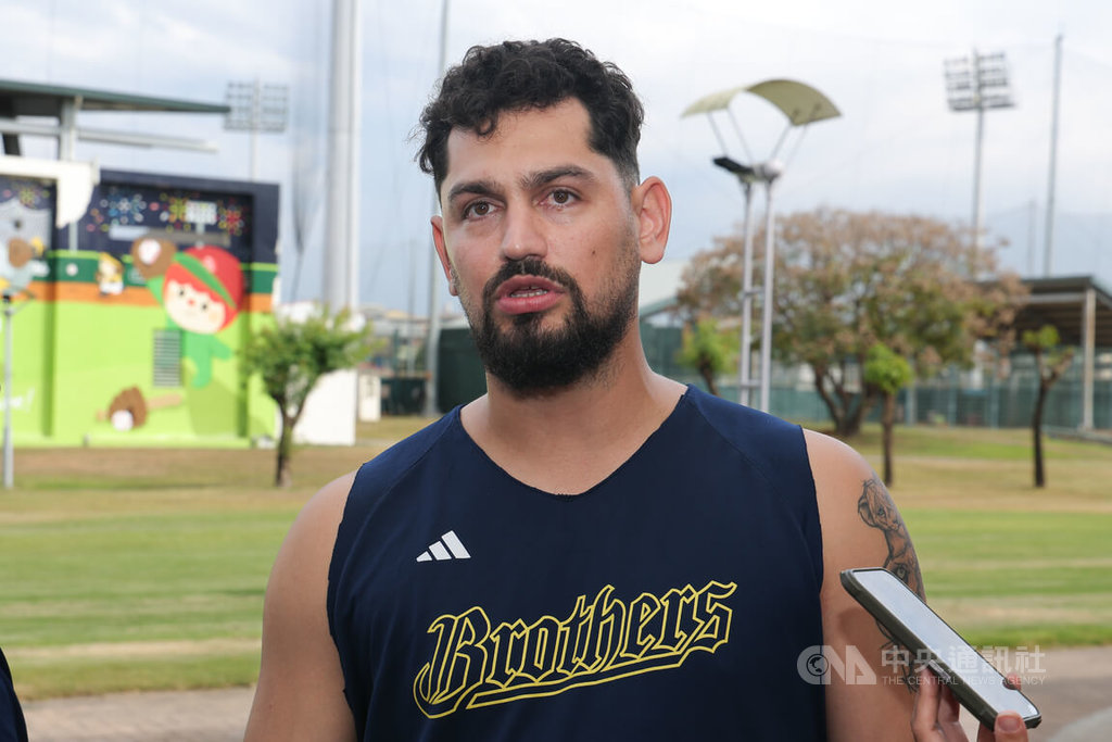 中華職棒中信兄弟隊2日在屏東基地展開2026年的春訓，洋投勝騎士（Mario Sanchez）（圖）參加開訓儀式，受訪回應自身調整狀況。中央社記者翁睿坤攝　115年2月2日