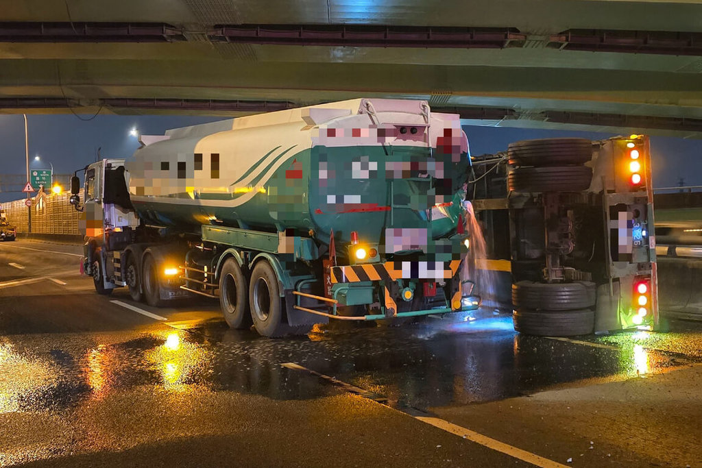 國道1號台南市仁德區路段2日傍晚發生全聯結車與槽罐車事故，槽罐車載運的汽油洩漏，警方封閉事故路段處理洩漏汽油及執行拖吊作業。（警方提供）中央社記者楊思瑞台南傳真　115年2月2日
