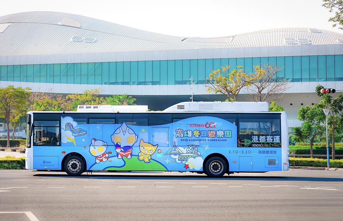今年高市府與公車業者共同推出「超人力霸王」主題公車。 圖：高雄市觀光局/提供