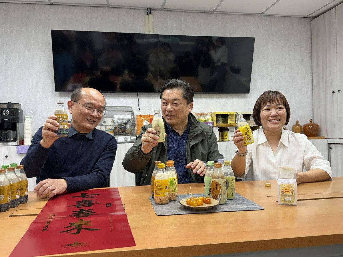 宜蘭人用玻璃瓶喝豆奶的文化，已經超過一甲子時間，是很多人每天早上的習慣，更多的是共同童年記憶。民進黨立委陳俊宇偕同羅東鎮長參選人黃適超、員山鄉長參選人李筱婷一起介紹宜蘭豆奶的特色與傳承。 圖：金大鈞/攝
