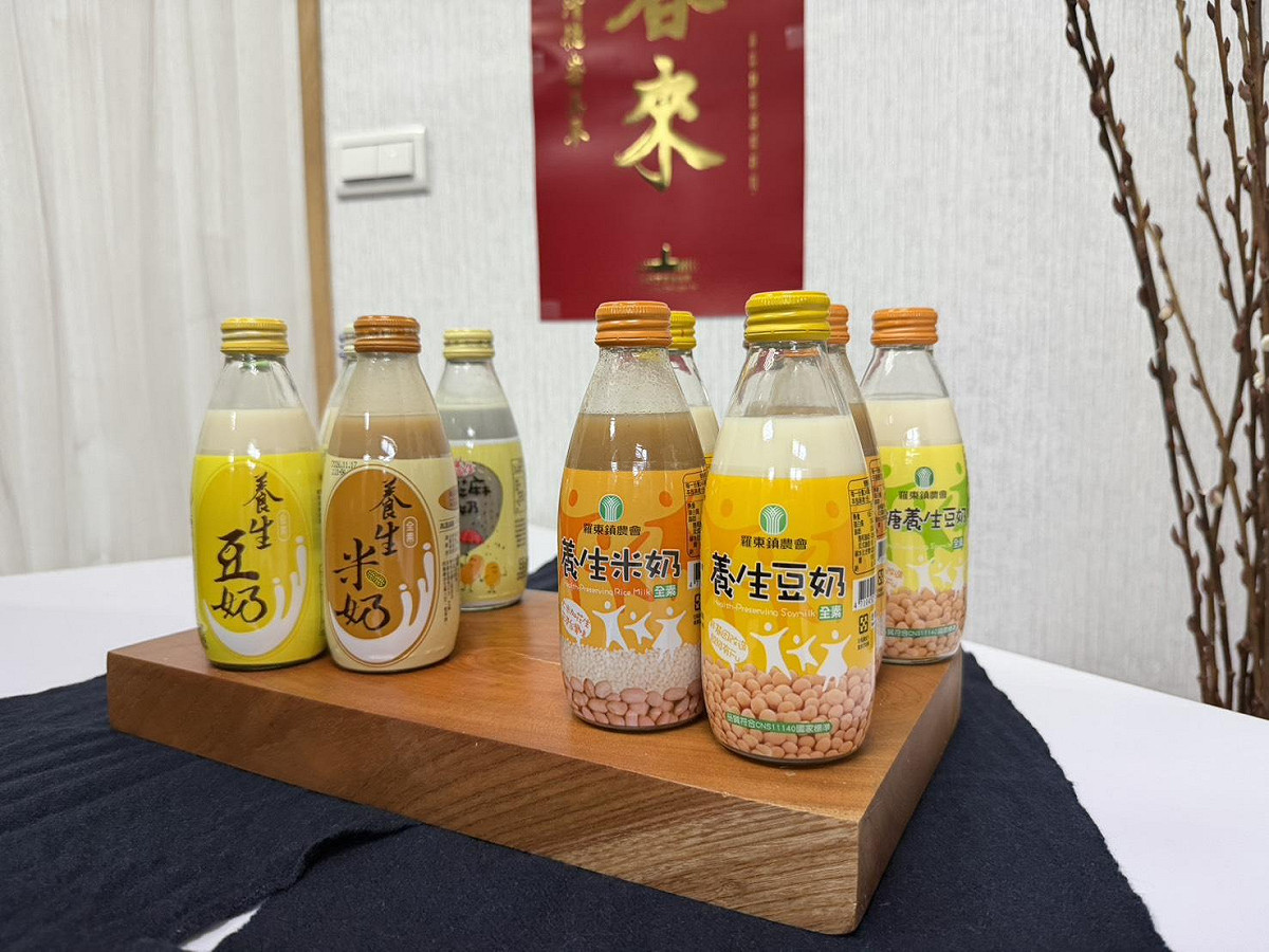 羅東鎮農會、員山鄉農會現在已將豆奶口味發展出許多種類，各品項都分別深受不同族群喜好。 圖：金大鈞/攝