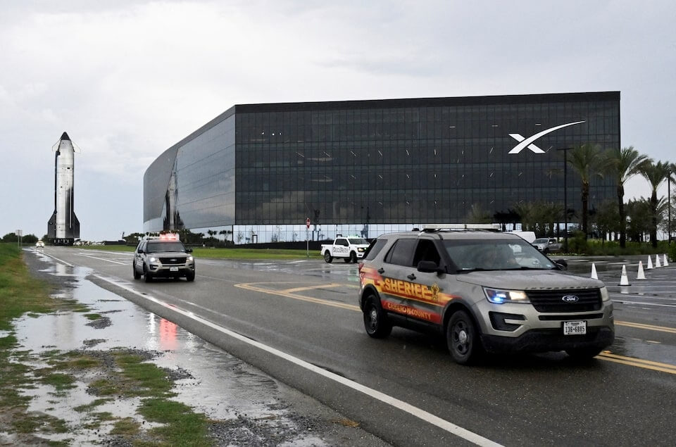 圖為SpaceX在德州的發射場準備發射火箭。（路透社） 圖：中央社提供