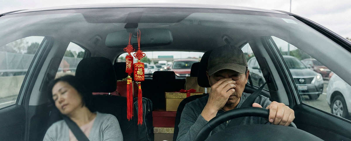 春節駕車返鄉，食藥署籲確認藥物嗜睡風險，並注意高油鹽飲食交互作用。 圖：Gemini　AI生成 / 曾郡秋 製