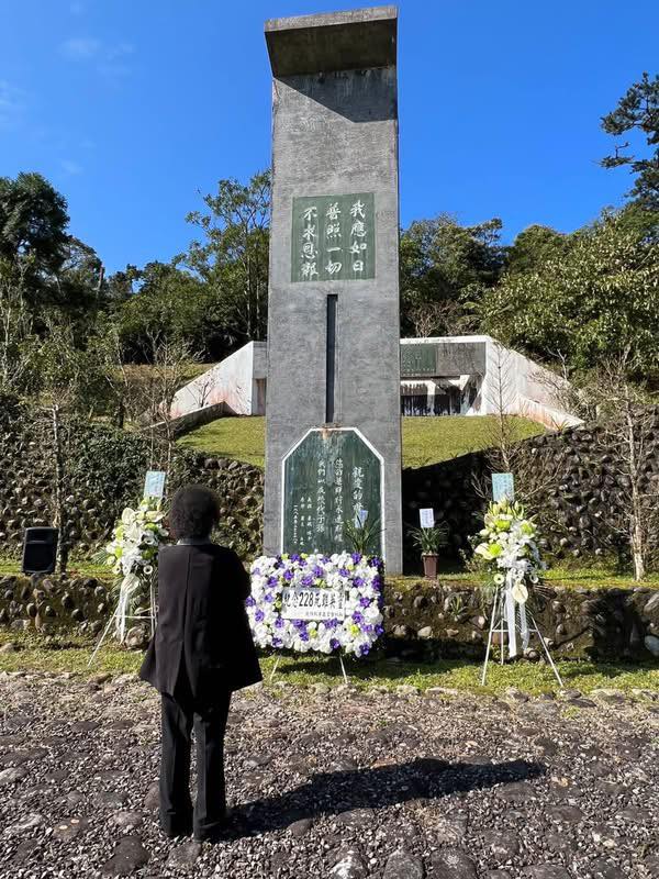 前監察院長陳菊悼念遇害的林義雄母親、女兒。 圖：翻攝陳菊臉書
