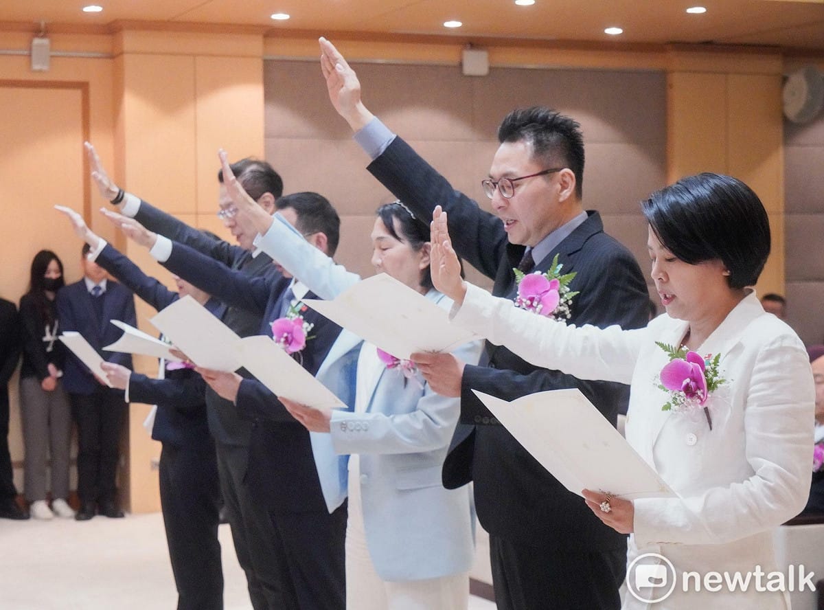 李貞秀（右一）對著中華民國國旗和國父遺像宣誓。 圖：張良一/攝