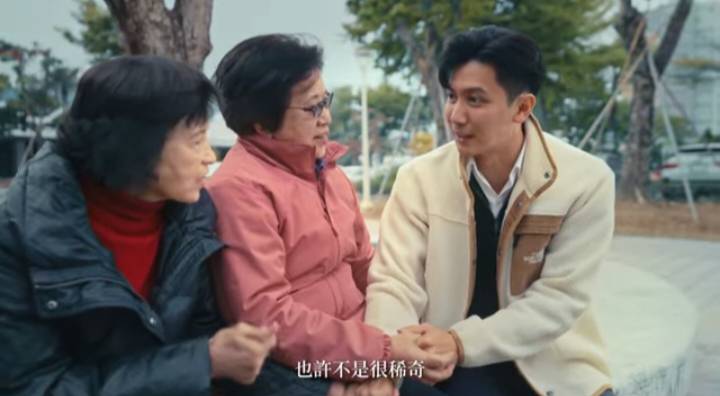 林浤澤(右)守護社區長者。 圖：翻攝畫面
