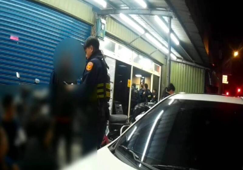 桃園市某撞球館今日凌晨傳暴力事件，警方到場逮捕7名傷害現行犯。 圖：翻攝畫面